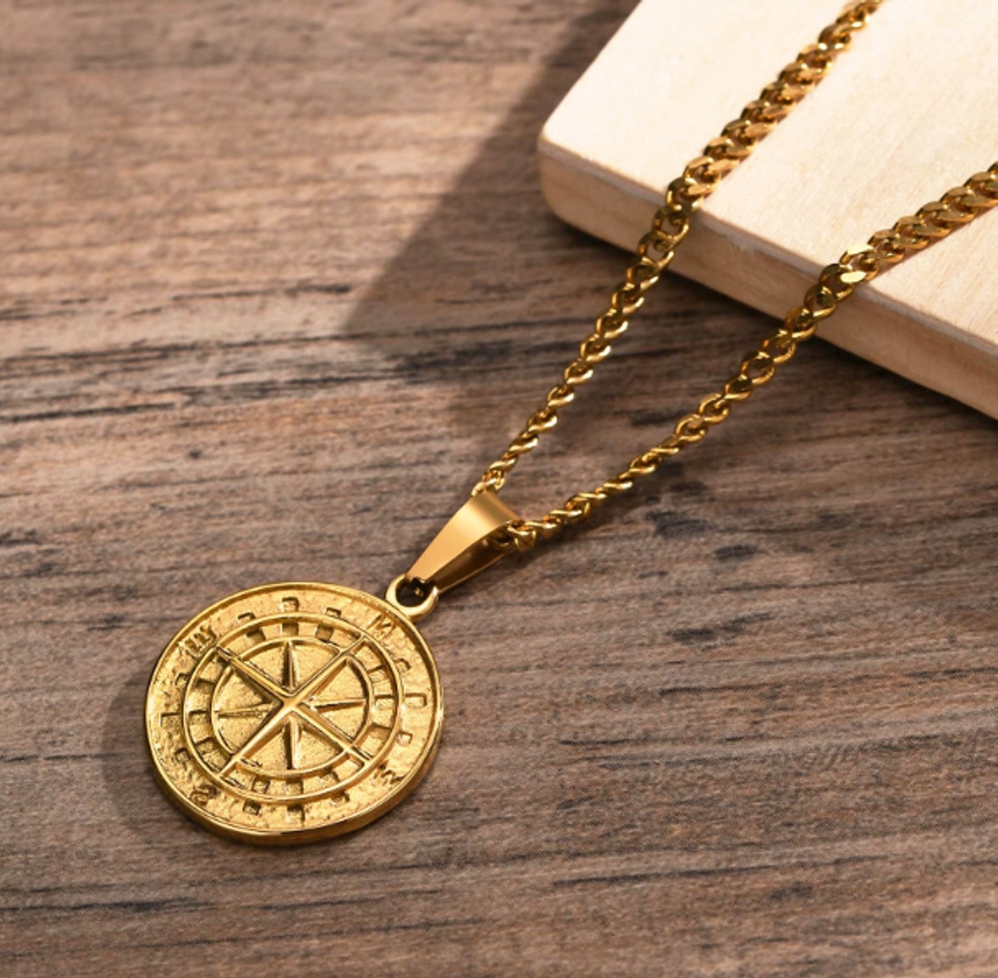 Colar Gold Compass - em aço inoxidável