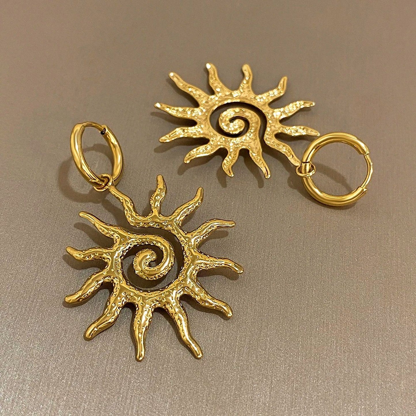 Brincos Sun Rays - em aço inoxidável dourado