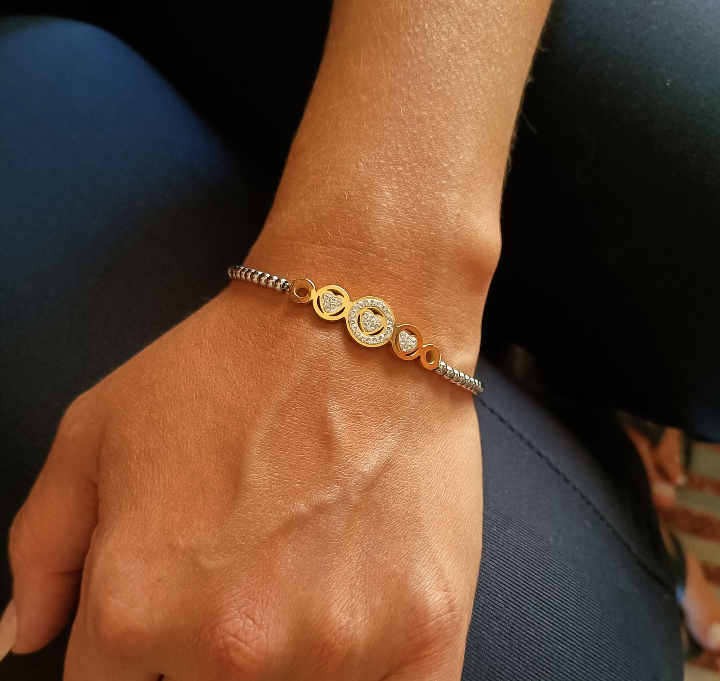 Pulseira Shiny Hearts Gold - em aço inoxidável
