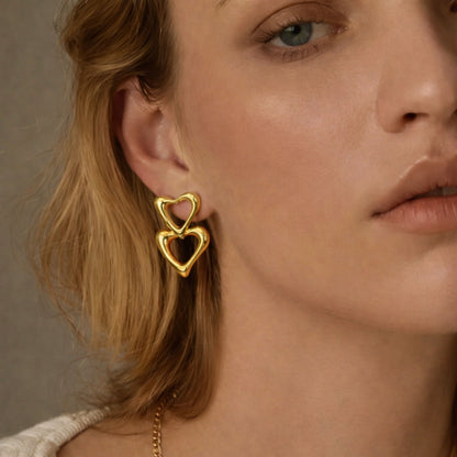 Brincos Two Hearts - em aço inoxidável dourado