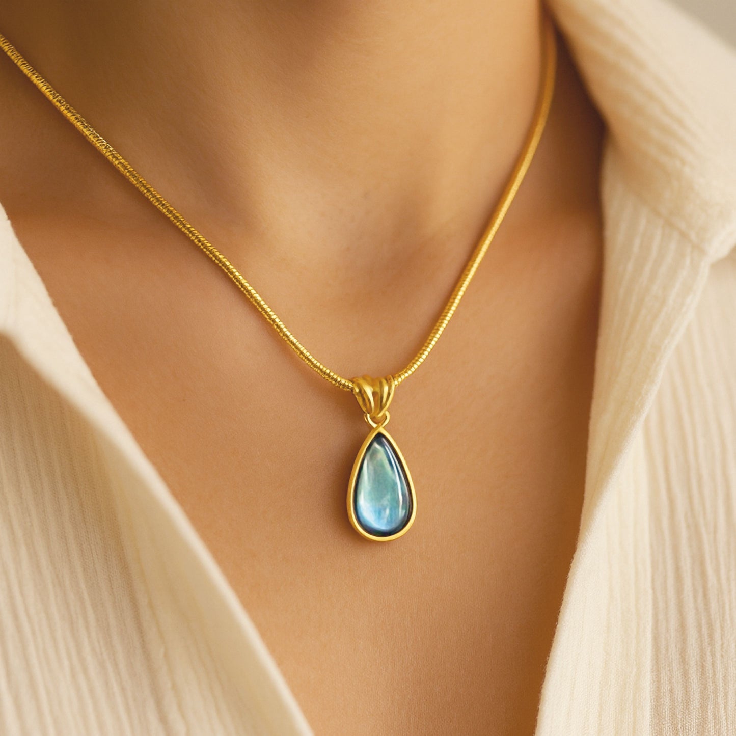 Colar Blue Drop - em aço inoxidável dourado