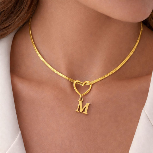 Colar Letter - em aço inoxidável dourado