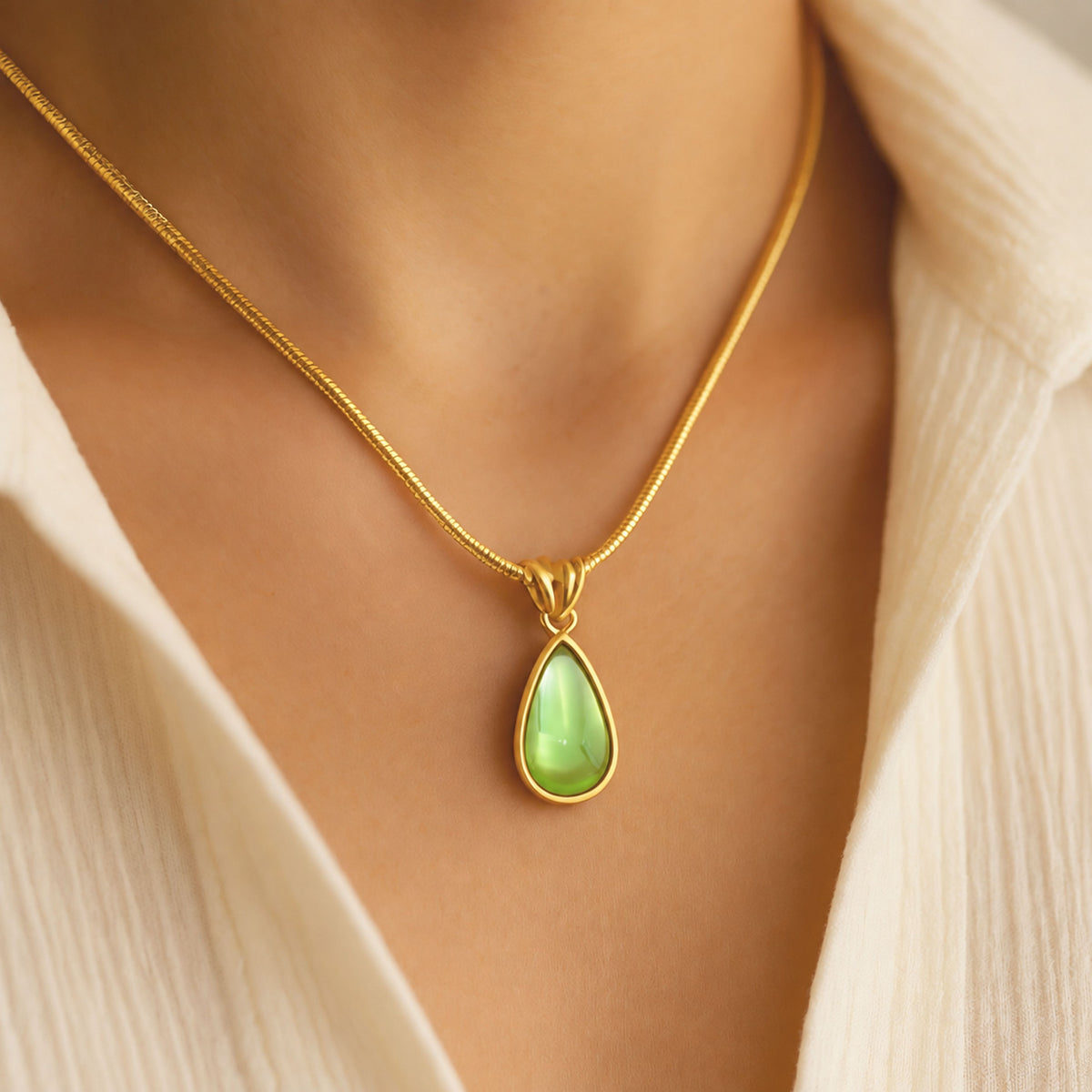Colar Green Drop - em aço inoxidável dourado
