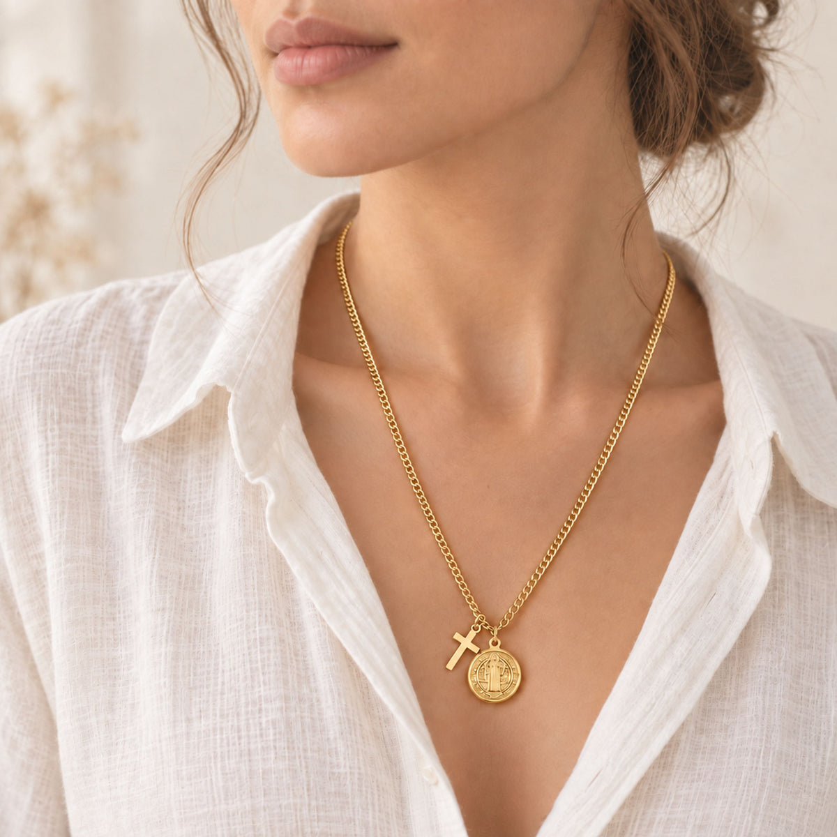 Colar Núrsia - em aço inoxidável dourado