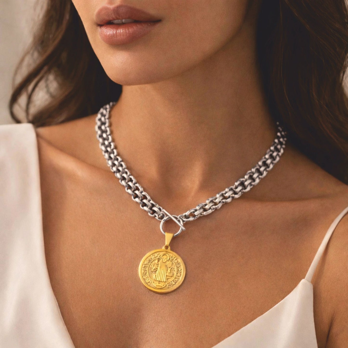 Colar San Benito - em aço inoxidável dourado e prateado